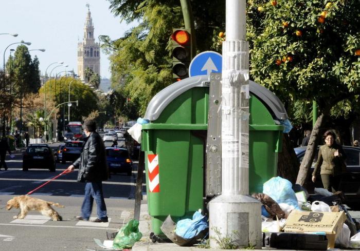 Sevilla acumula más de 5.000 toneladas de basura por la huelga de limpieza (FOTOS, TWEETS)