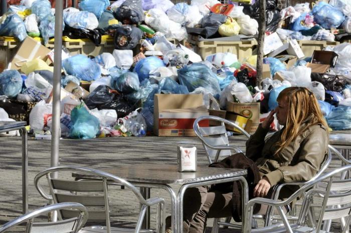 Sevilla acumula más de 5.000 toneladas de basura por la huelga de limpieza (FOTOS, TWEETS)