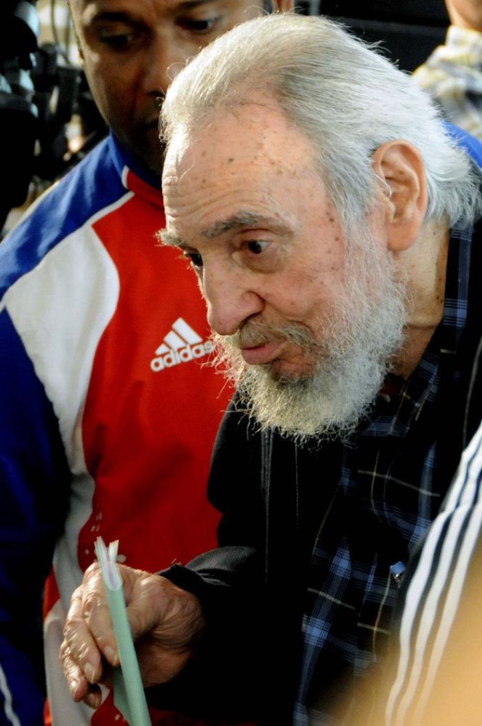 Fidel Castro reaparece en la Asamblea Nacional de Cuba para la reelección del presidente cubano