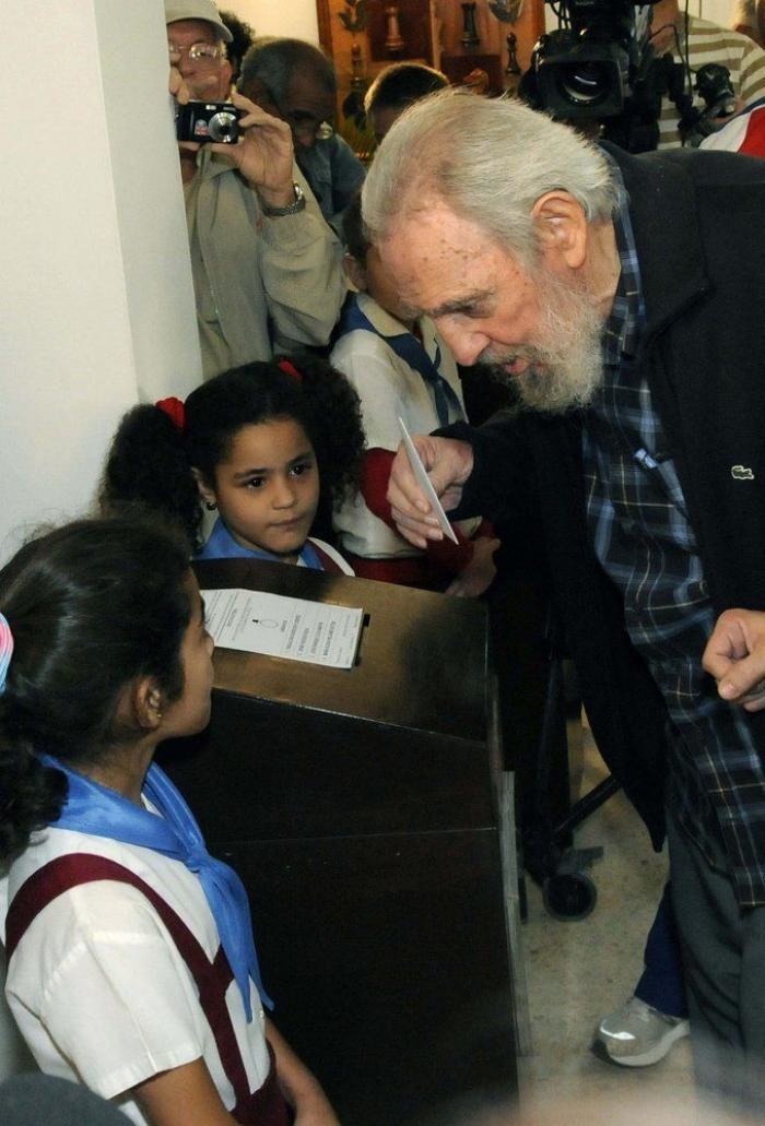 Fidel Castro reaparece en la Asamblea Nacional de Cuba para la reelección del presidente cubano