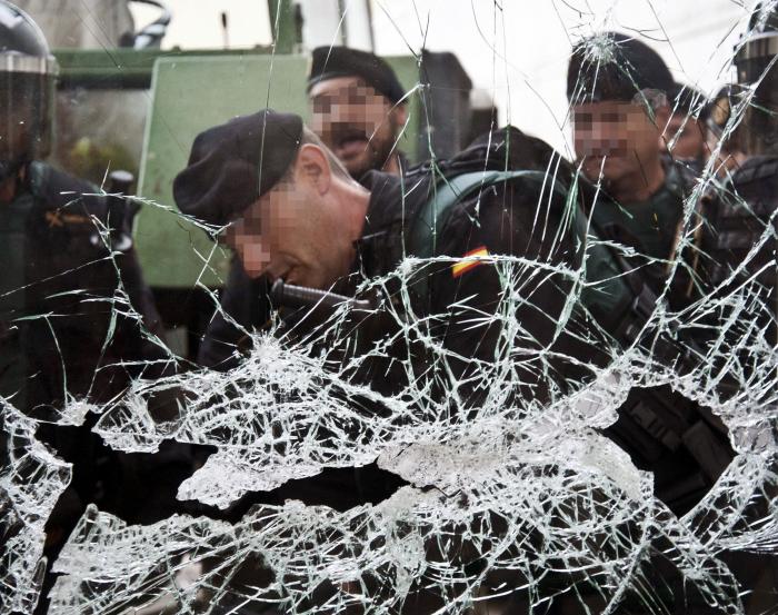 El juez imputa a 13 policías nacionales más y al herido por bala de goma el 1-O