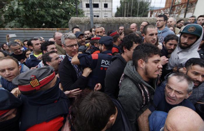 El juez imputa a 13 policías nacionales más y al herido por bala de goma el 1-O