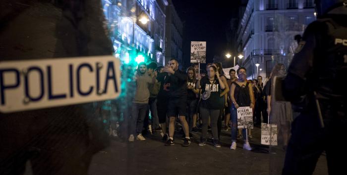 El juez imputa a 13 policías nacionales más y al herido por bala de goma el 1-O