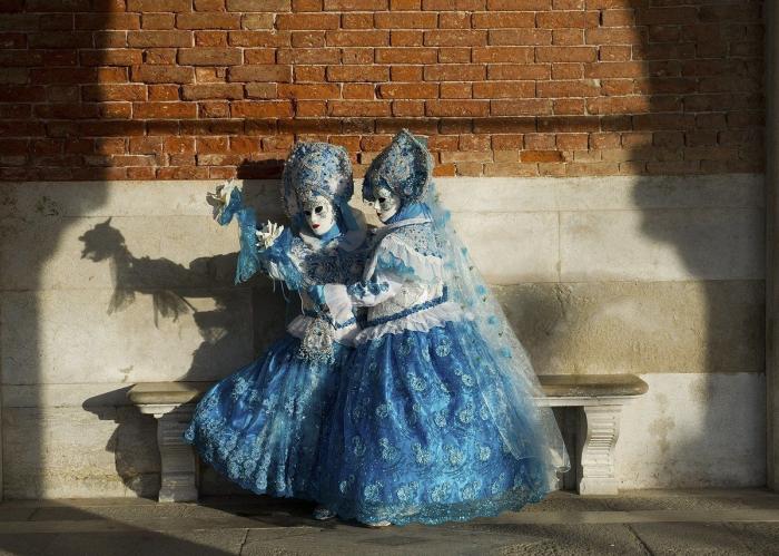 Carnavales 2013: El disfraz de sobre, en referencia al 'caso Bárcenas', uno de los más utilizados este año