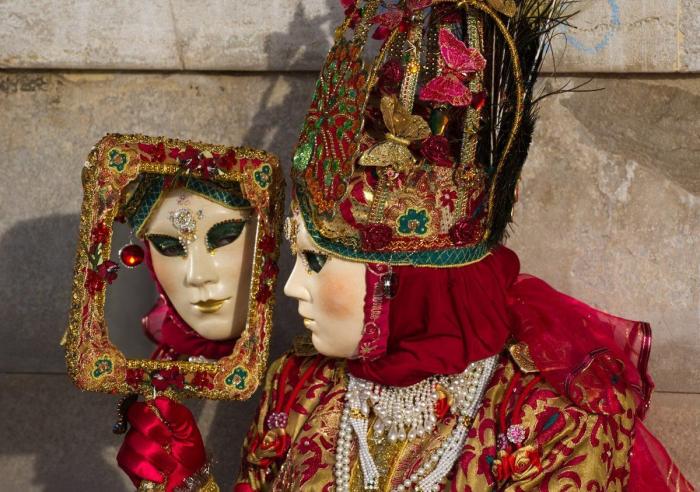 Carnavales 2013: El disfraz de sobre, en referencia al 'caso Bárcenas', uno de los más utilizados este año