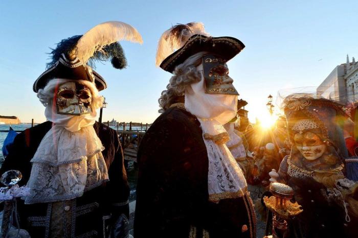 Carnavales 2013: El disfraz de sobre, en referencia al 'caso Bárcenas', uno de los más utilizados este año