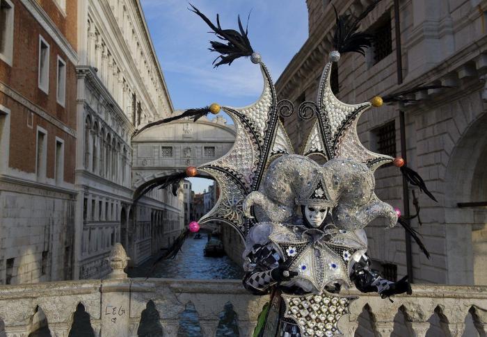 Carnavales 2013: El disfraz de sobre, en referencia al 'caso Bárcenas', uno de los más utilizados este año