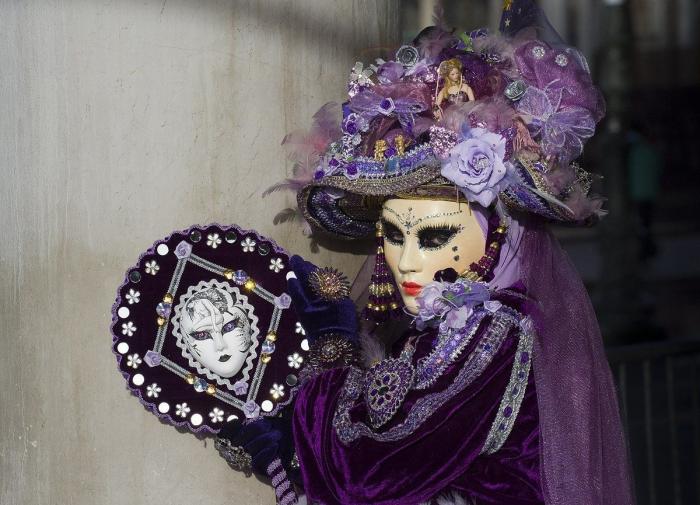 Carnavales 2013: El disfraz de sobre, en referencia al 'caso Bárcenas', uno de los más utilizados este año