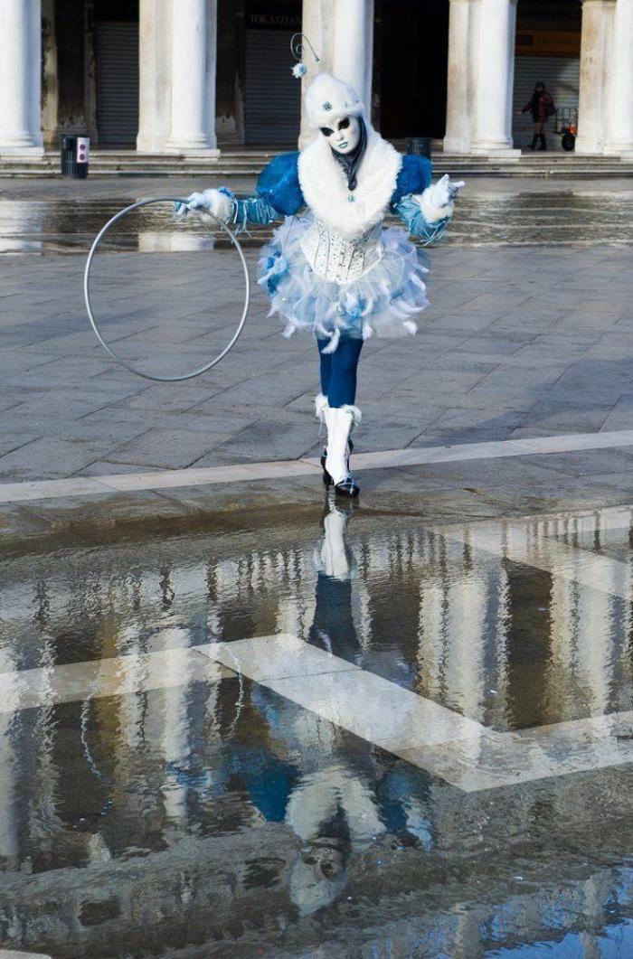 Carnavales 2013: El disfraz de sobre, en referencia al 'caso Bárcenas', uno de los más utilizados este año