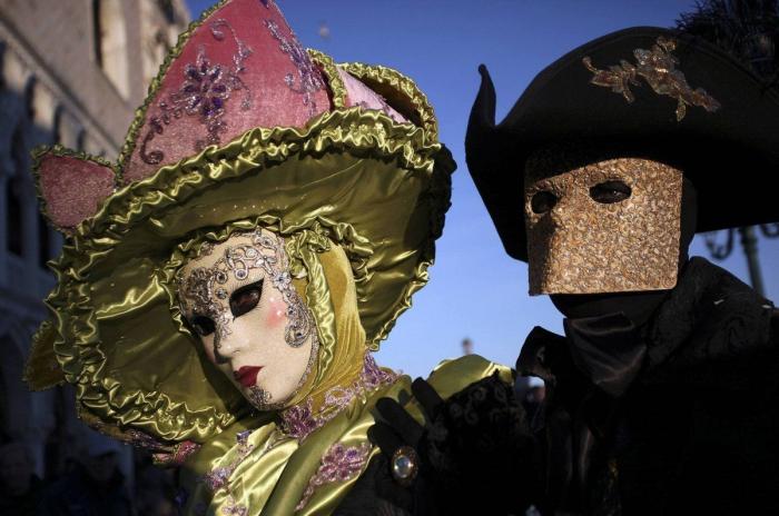 Carnavales 2013: El disfraz de sobre, en referencia al 'caso Bárcenas', uno de los más utilizados este año