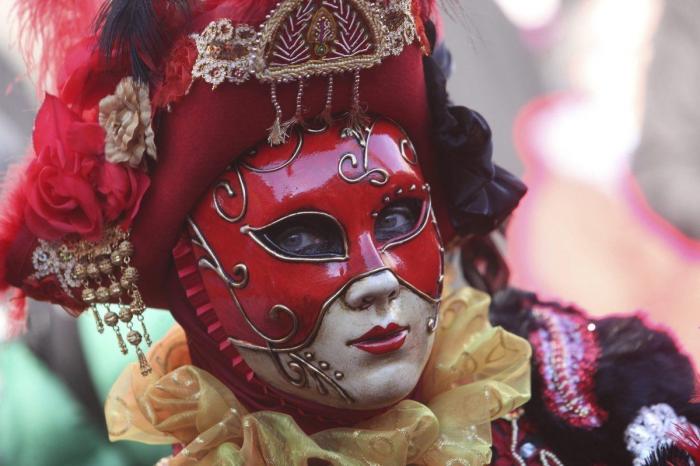 Carnavales 2013: El disfraz de sobre, en referencia al 'caso Bárcenas', uno de los más utilizados este año