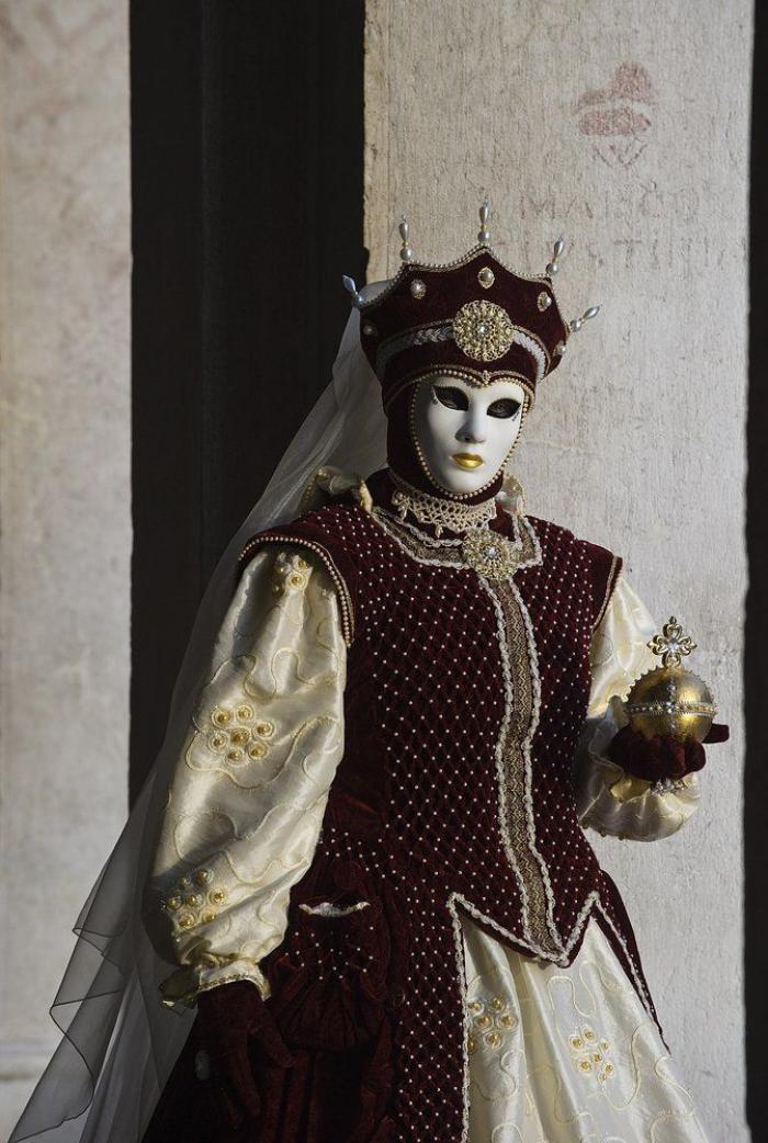 Carnavales 2013: El disfraz de sobre, en referencia al 'caso Bárcenas', uno de los más utilizados este año