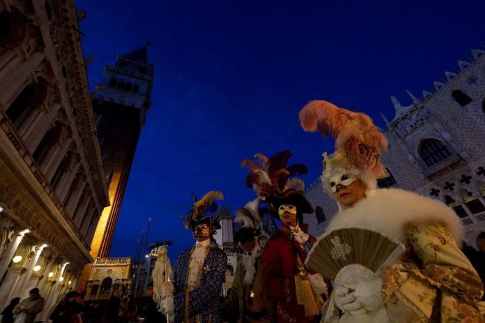 Carnavales 2013: El disfraz de sobre, en referencia al 'caso Bárcenas', uno de los más utilizados este año