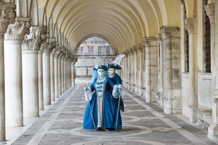 Carnavales 2013: El disfraz de sobre, en referencia al 'caso Bárcenas', uno de los más utilizados este año