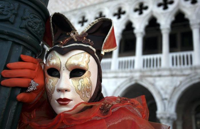 Carnavales 2013: El disfraz de sobre, en referencia al 'caso Bárcenas', uno de los más utilizados este año