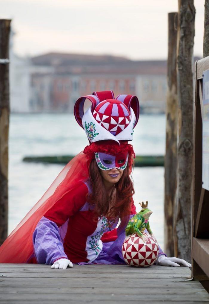 Carnavales 2013: El disfraz de sobre, en referencia al 'caso Bárcenas', uno de los más utilizados este año