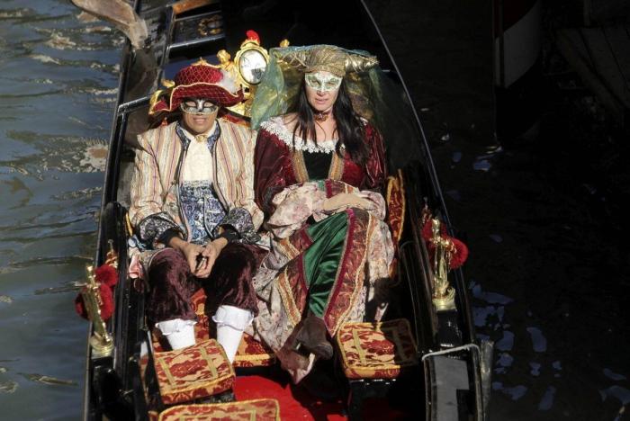 Carnavales 2013: El disfraz de sobre, en referencia al 'caso Bárcenas', uno de los más utilizados este año