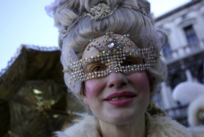 Carnavales 2013: El disfraz de sobre, en referencia al 'caso Bárcenas', uno de los más utilizados este año