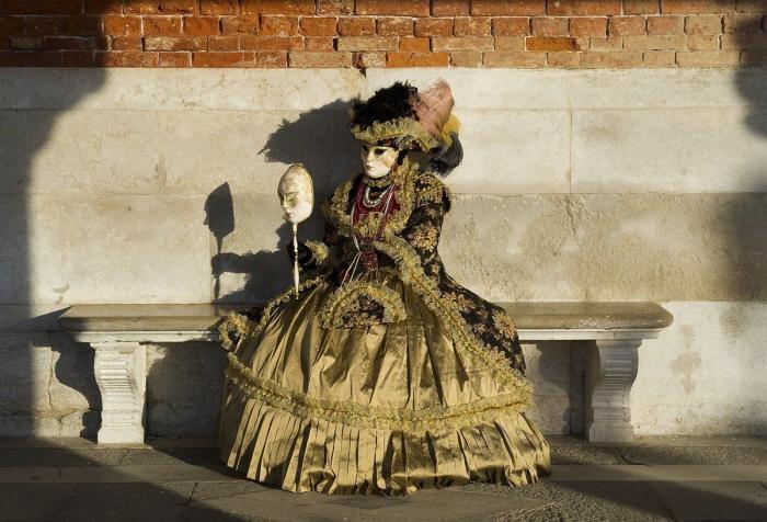 Carnavales 2013: El disfraz de sobre, en referencia al 'caso Bárcenas', uno de los más utilizados este año