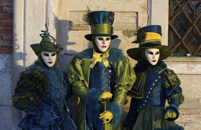 Carnavales 2013: El disfraz de sobre, en referencia al 'caso Bárcenas', uno de los más utilizados este año