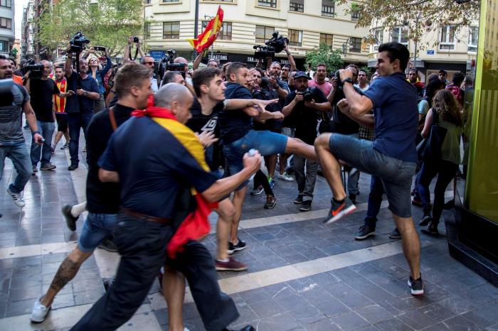 Un grupo de ultras revienta una protesta de izquierdas y nacionalista en Valencia
