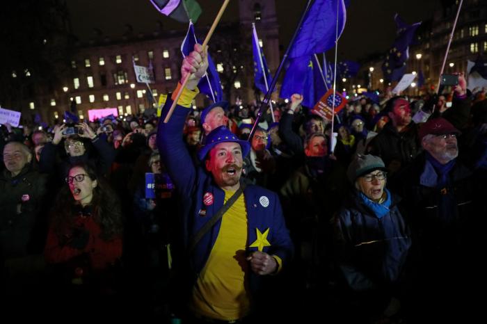 El Parlamento británico pide a la UE que retrase el Brexit y rechaza celebrar un segundo referéndum sobre la separación