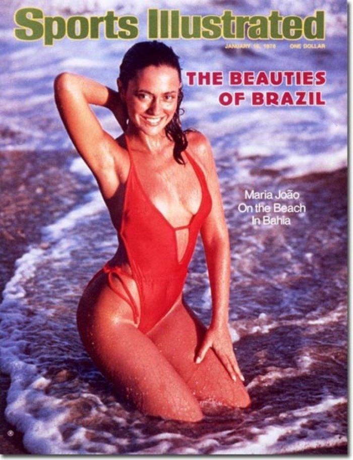 El momento en el que Kate Upton se cae por una ola durante una sesión de fotos en 'topless'