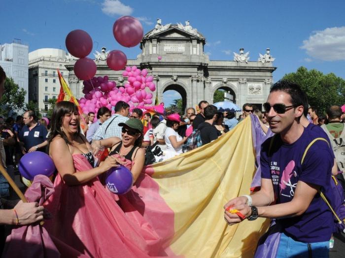 Almeida rechaza colocar la bandera LGTBI en Cibeles pese a quedar aprobado en el pleno