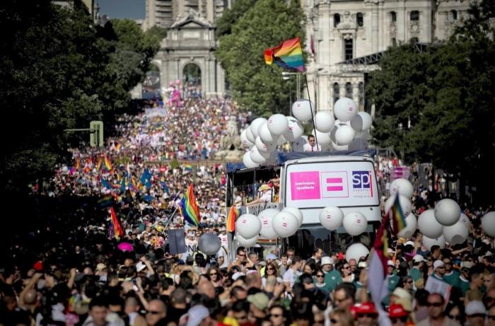 Almeida rechaza colocar la bandera LGTBI en Cibeles pese a quedar aprobado en el pleno