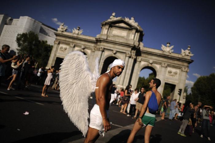 Almeida rechaza colocar la bandera LGTBI en Cibeles pese a quedar aprobado en el pleno