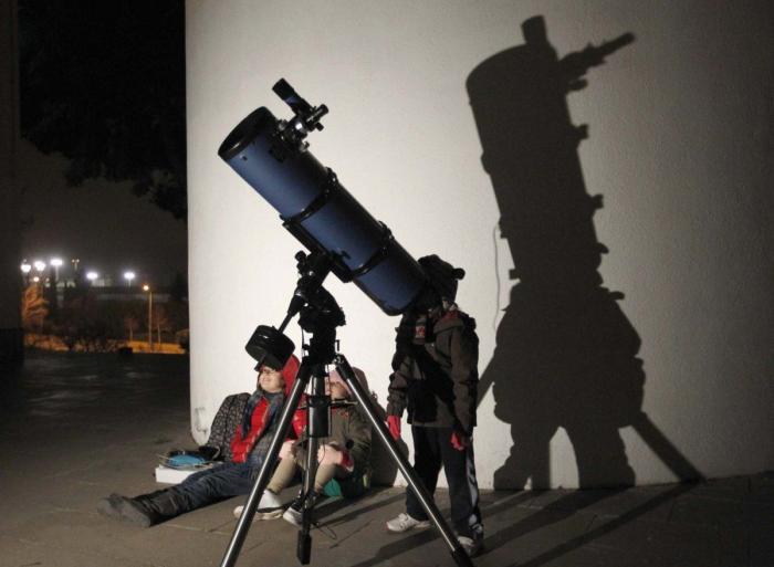 Cómo ver el asteroide que rozará la Tierra: en directo internet, en algunos observatorios o con prismáticos (FOTOS, VÍDEO)