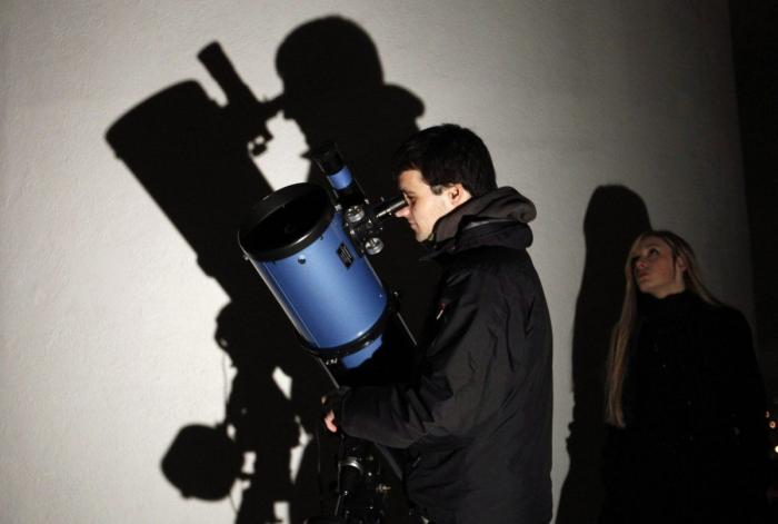 Cómo ver el asteroide que rozará la Tierra: en directo internet, en algunos observatorios o con prismáticos (FOTOS, VÍDEO)