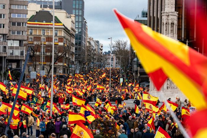 Pregunta a Manuel Valls: "¿Se siente cómodo al lado de Abascal y Vox?"