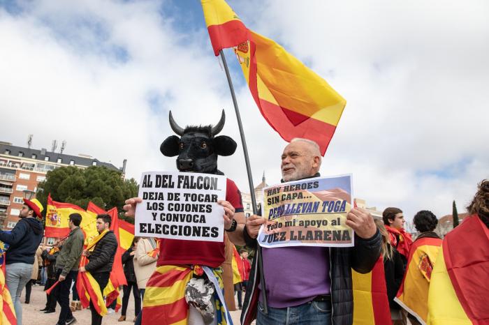 Pregunta a Manuel Valls: "¿Se siente cómodo al lado de Abascal y Vox?"