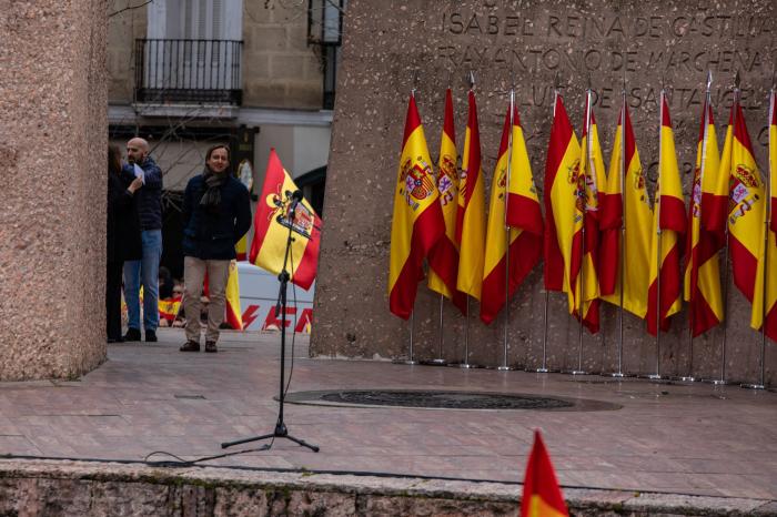 Pregunta a Manuel Valls: "¿Se siente cómodo al lado de Abascal y Vox?"