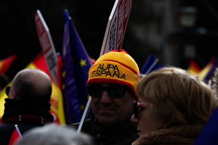 Pregunta a Manuel Valls: "¿Se siente cómodo al lado de Abascal y Vox?"