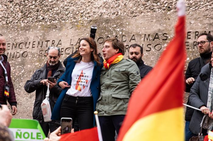 Pregunta a Manuel Valls: "¿Se siente cómodo al lado de Abascal y Vox?"