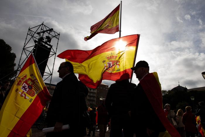 Pregunta a Manuel Valls: "¿Se siente cómodo al lado de Abascal y Vox?"