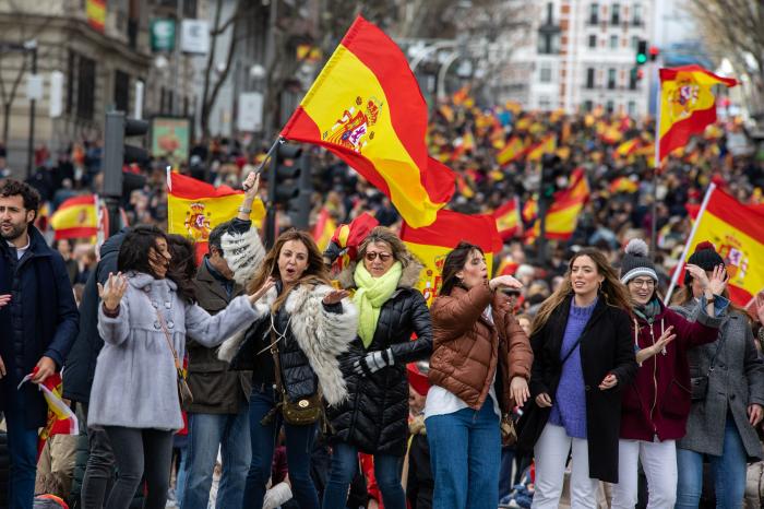 Pregunta a Manuel Valls: "¿Se siente cómodo al lado de Abascal y Vox?"