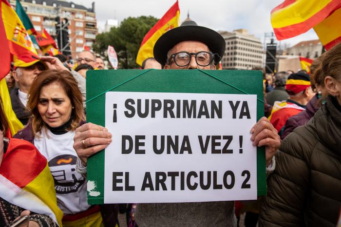 Pregunta a Manuel Valls: "¿Se siente cómodo al lado de Abascal y Vox?"