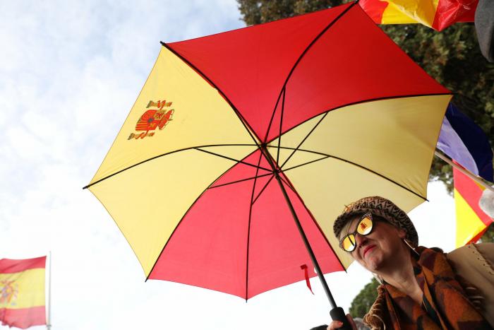 Pregunta a Manuel Valls: "¿Se siente cómodo al lado de Abascal y Vox?"