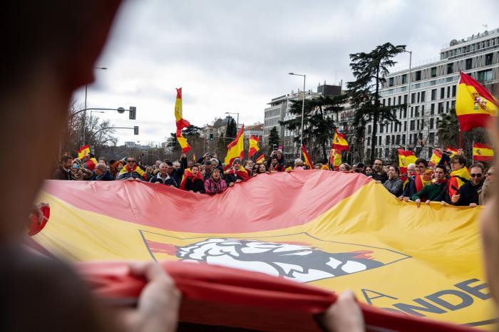 Pregunta a Manuel Valls: "¿Se siente cómodo al lado de Abascal y Vox?"