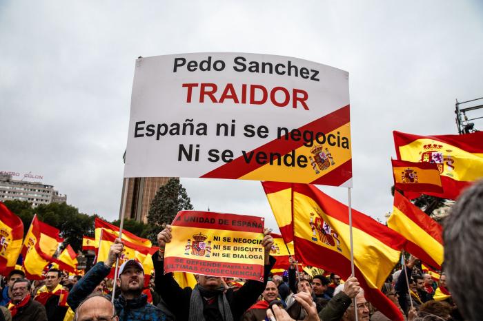 Pregunta a Manuel Valls: "¿Se siente cómodo al lado de Abascal y Vox?"