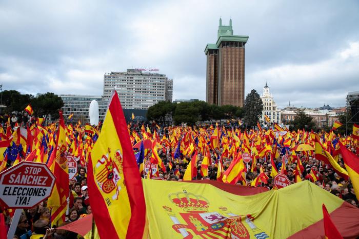 Pregunta a Manuel Valls: "¿Se siente cómodo al lado de Abascal y Vox?"