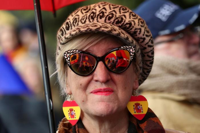 Pregunta a Manuel Valls: "¿Se siente cómodo al lado de Abascal y Vox?"