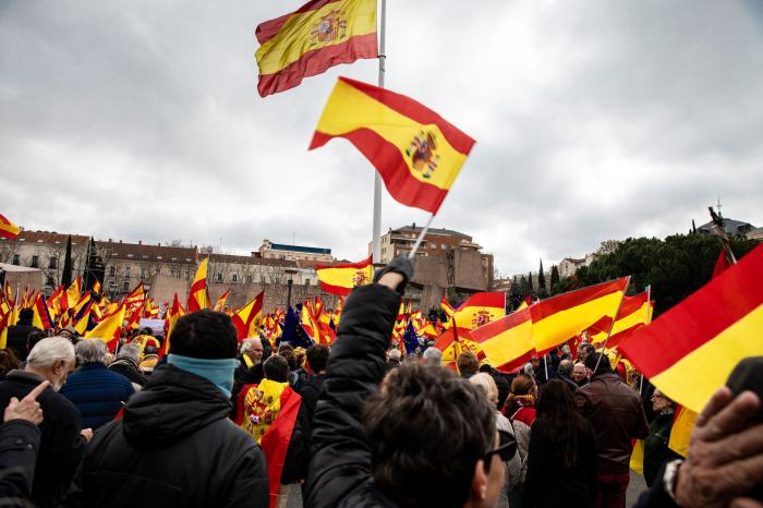 Pregunta a Manuel Valls: "¿Se siente cómodo al lado de Abascal y Vox?"