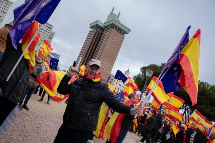 Pregunta a Manuel Valls: "¿Se siente cómodo al lado de Abascal y Vox?"