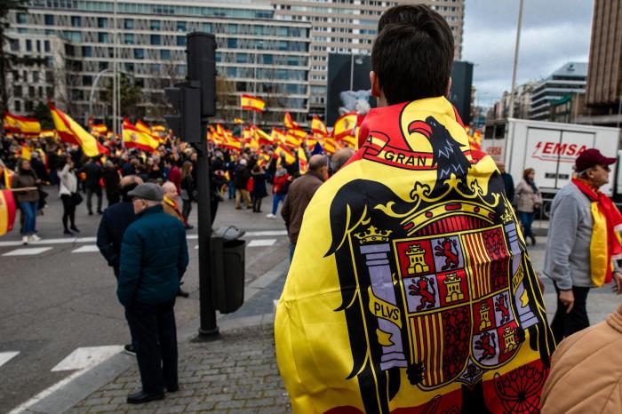 Pregunta a Manuel Valls: "¿Se siente cómodo al lado de Abascal y Vox?"