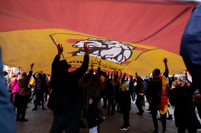 Pregunta a Manuel Valls: "¿Se siente cómodo al lado de Abascal y Vox?"