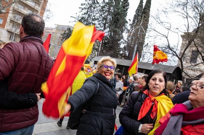 Pregunta a Manuel Valls: "¿Se siente cómodo al lado de Abascal y Vox?"